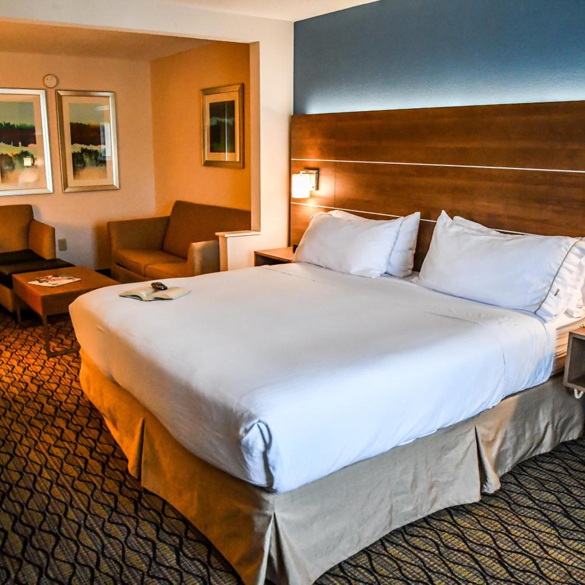 Suite, King Bed, Sofa