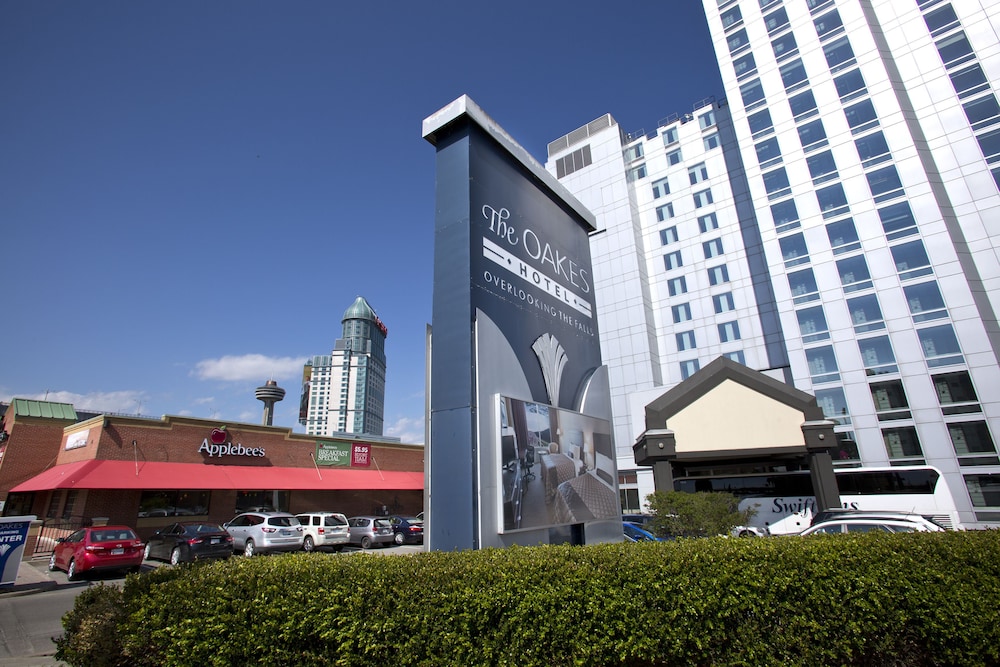 The Oakes Hotel Overlooking the Falls 4/39