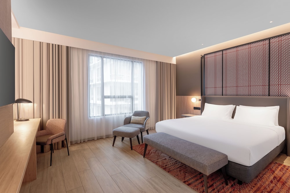 DELUXE, KING BED, CITY VIEW