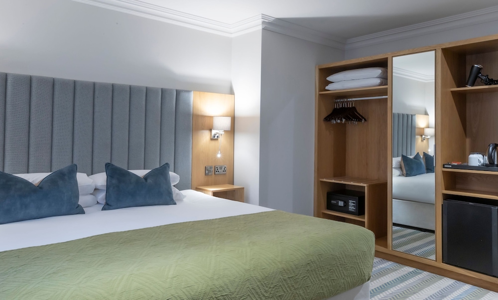 ROOM, SINGLE