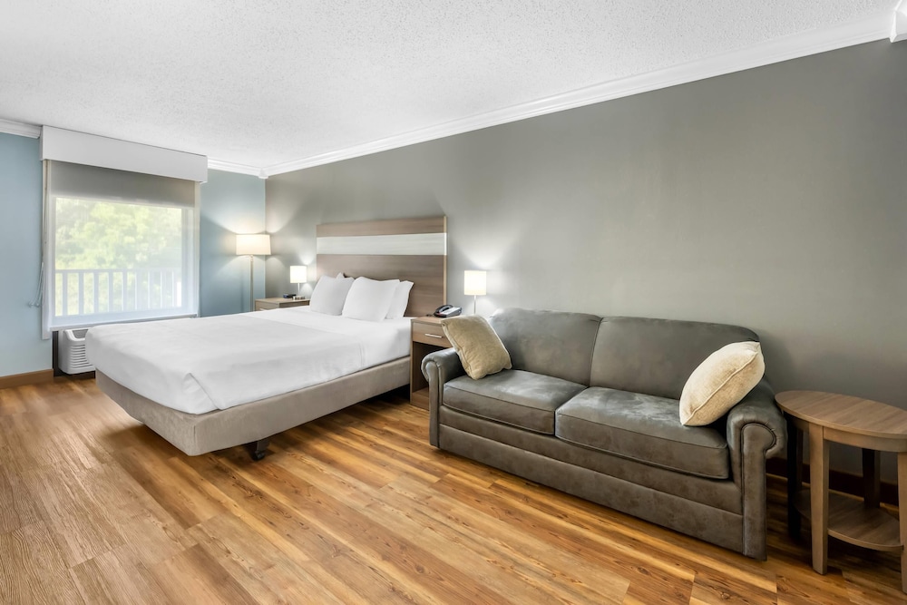 غرفة قياسية بسرير كينج مع أريكة، Quality Inn Barbourville, KY 3/6
