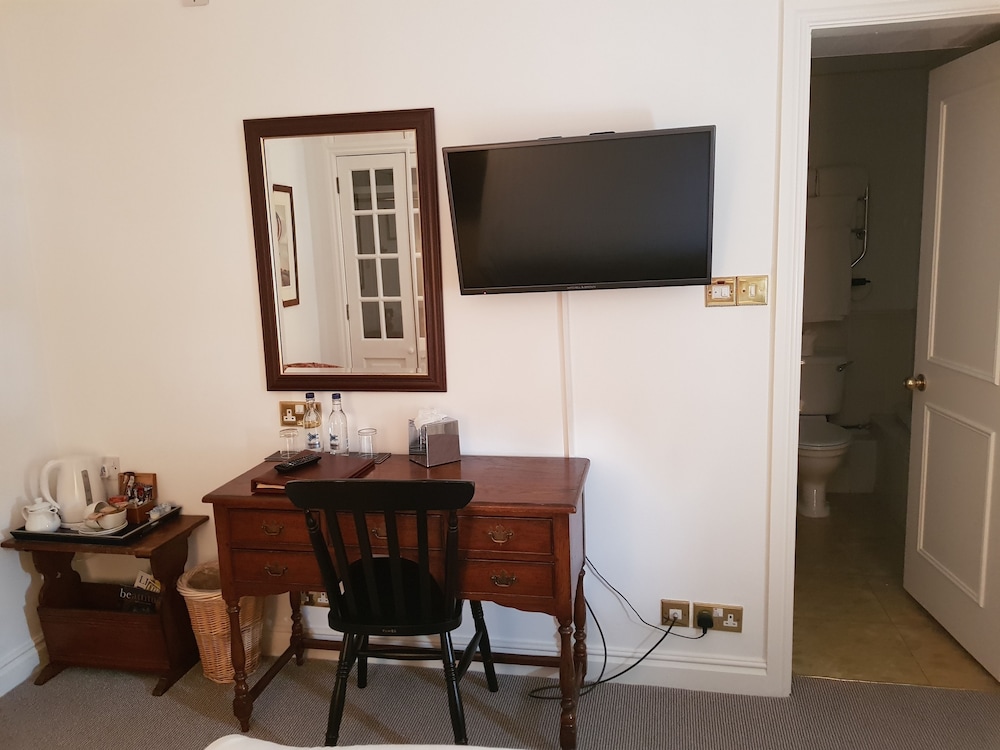 Noel Arms Hotel 43/49