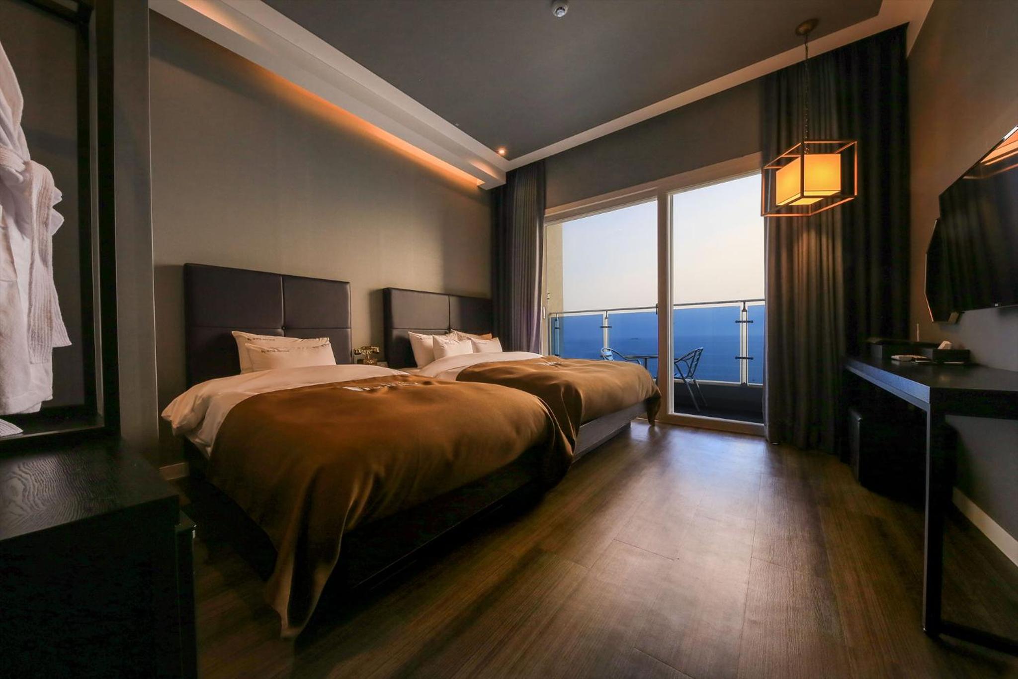 Deluxe, Twin Beds, 1 Double and 1 Single Bed, Ocean View