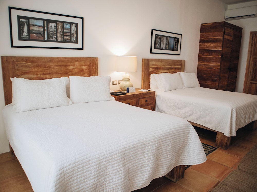 STANDARD, 2 QUEEN BEDS