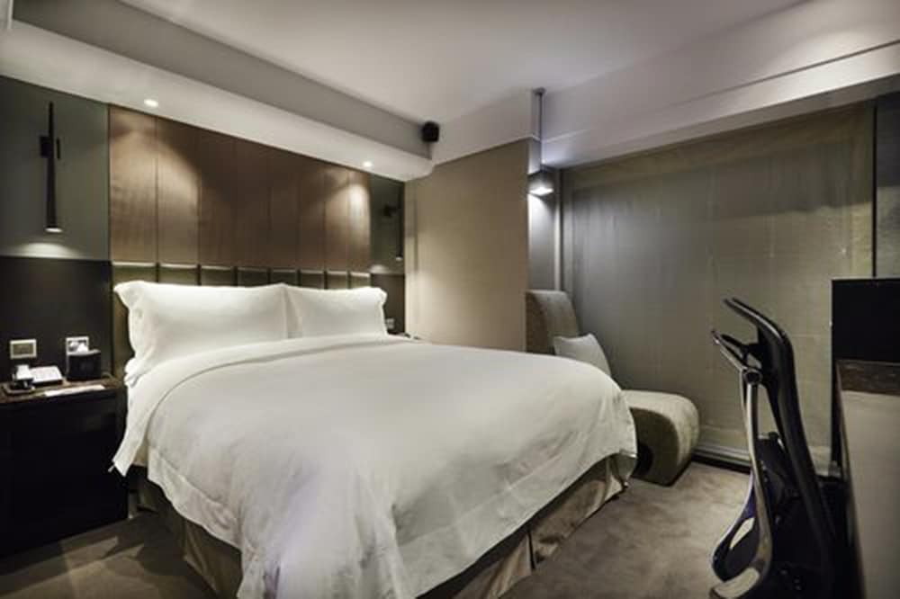 PREMIUM, QUEEN BED