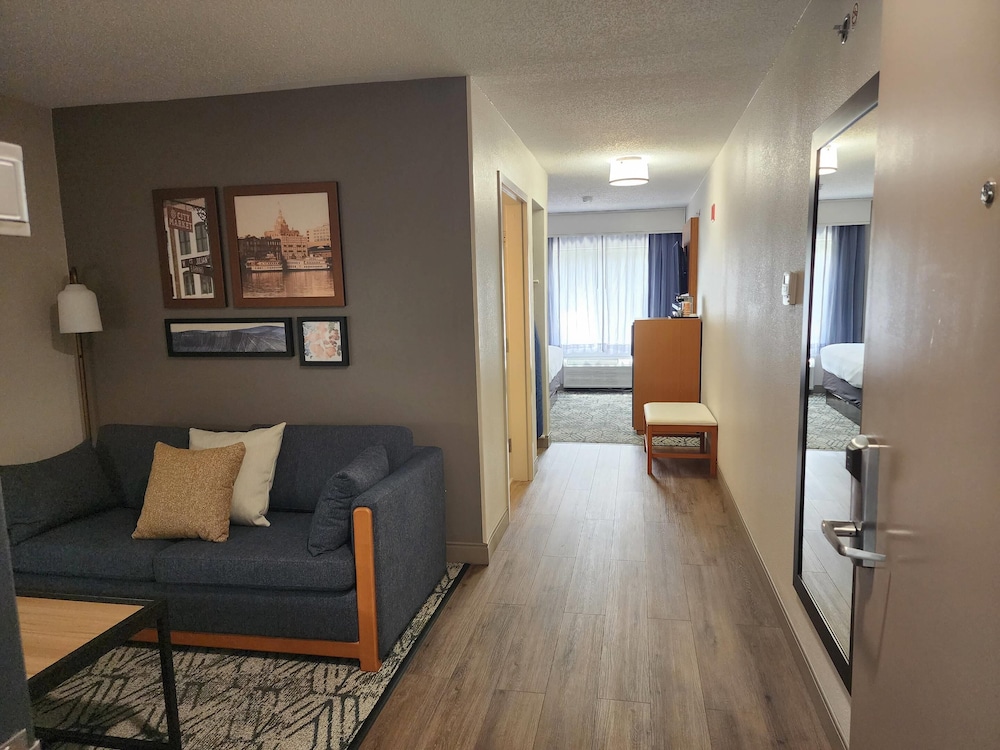 Country Inn and Suites by Radisson, Dahlgren-King George, VA 37/53