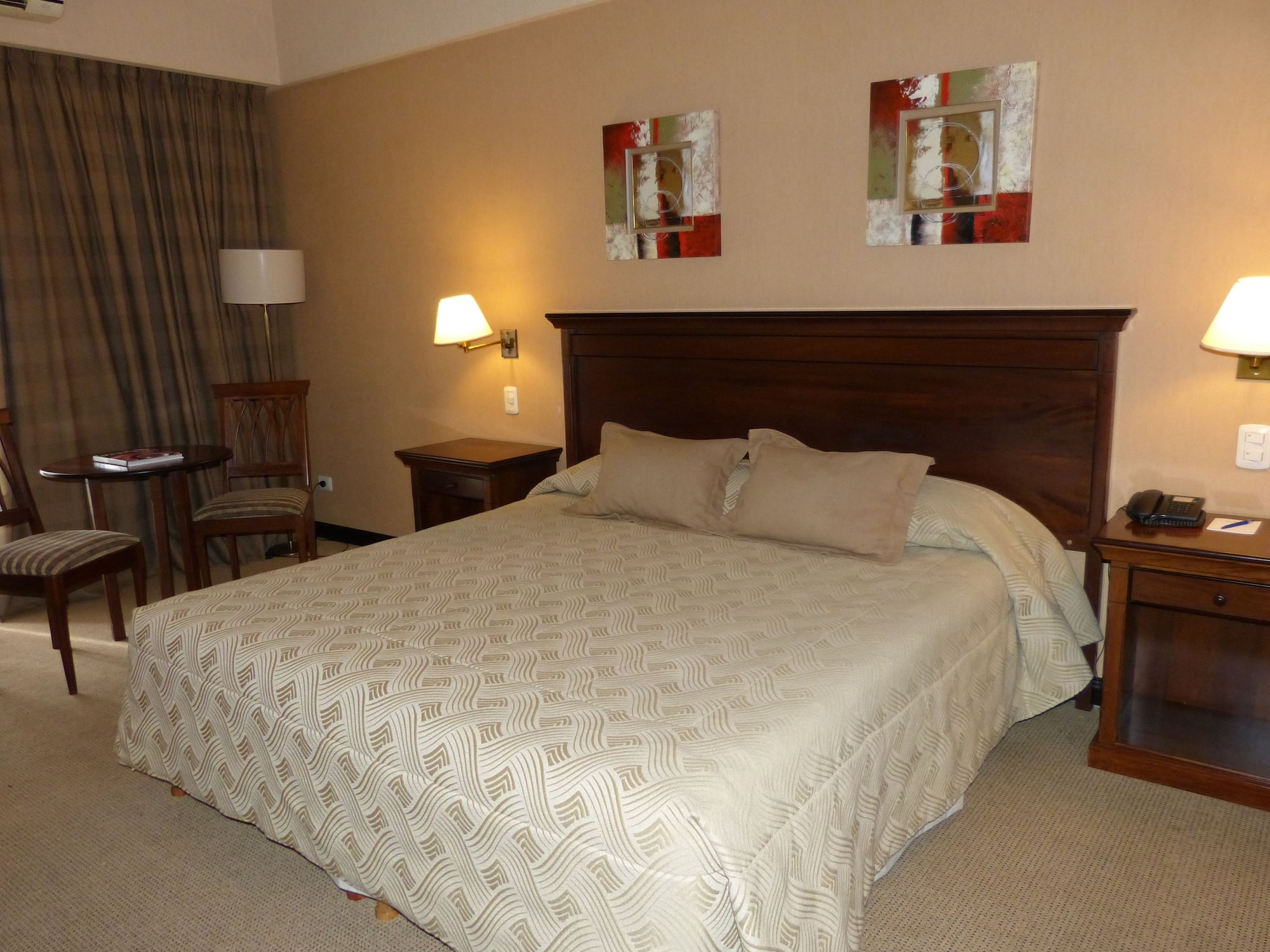 غرفة قياسية بسرير كينج، Howard Johnson By Wyndham Resort Pilar 2/6