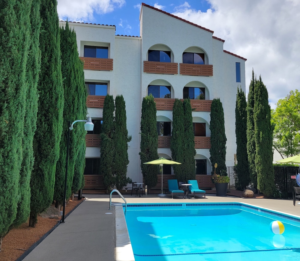 Hotel Avante A Joie de Vivre Boutique Hotel 48/50