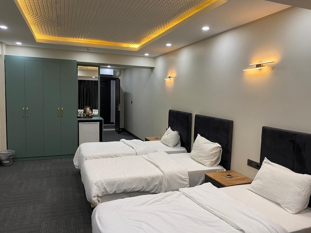 ROOM, TRIPLE