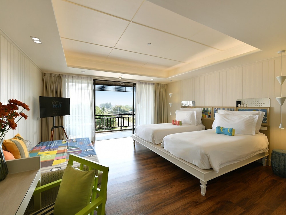 Twin Beds, Balcony