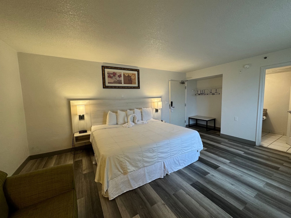 ROOM, KING BED, CITY VIEW