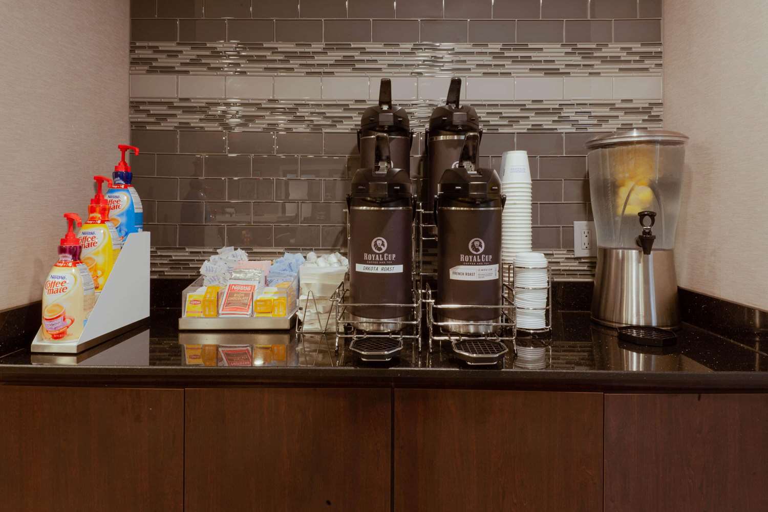 La Quinta Inn & Suites by Wyndham Detroit Utica 24/49
