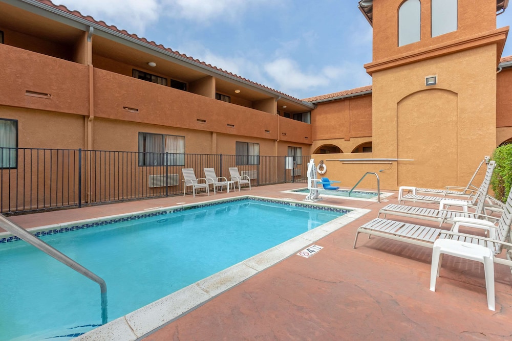 Quality Inn & Suites Oceanside Near Camp Pendleton 45/50