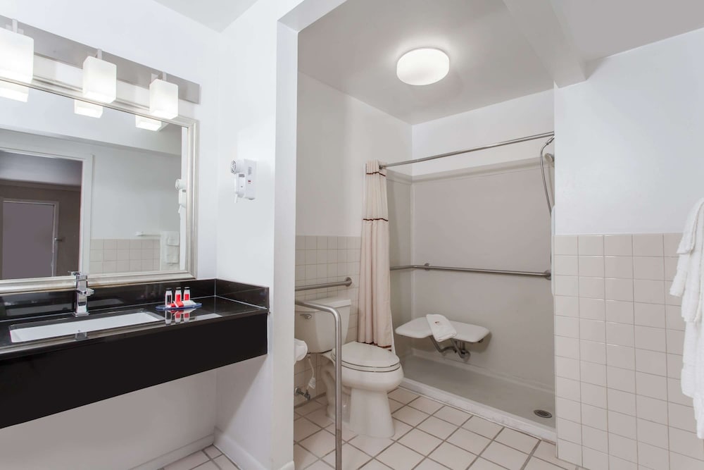 Days Inn by Wyndham Wilmington Brandywine 9/33