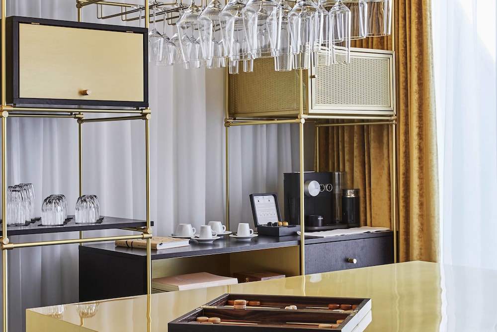 Roomers Munich, Autograph Collection 54/56