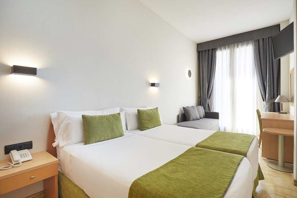 RAMBLA, TWIN BEDS, CITY VIEW