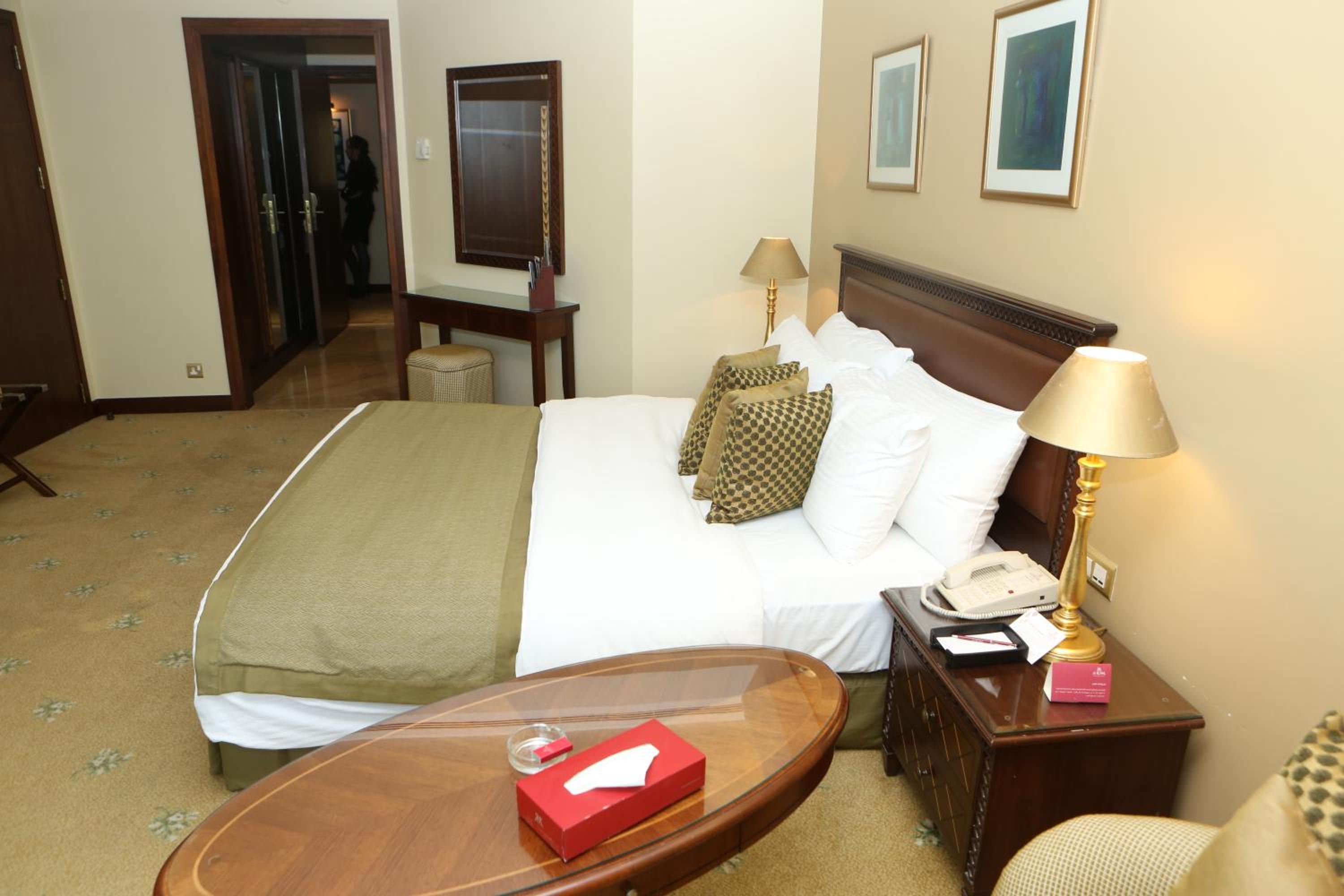 Atrium, King Bed, No View