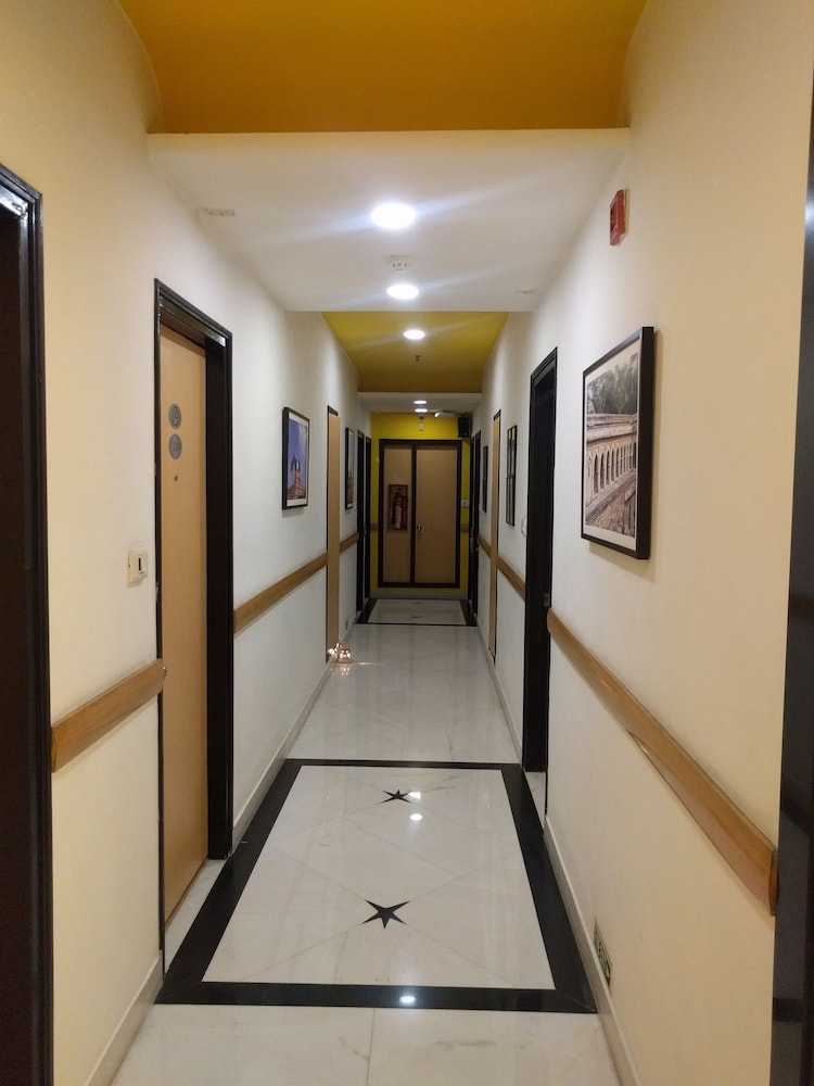 Lemon Tree Hotel Udyog Vihar Gurgaon 6/47