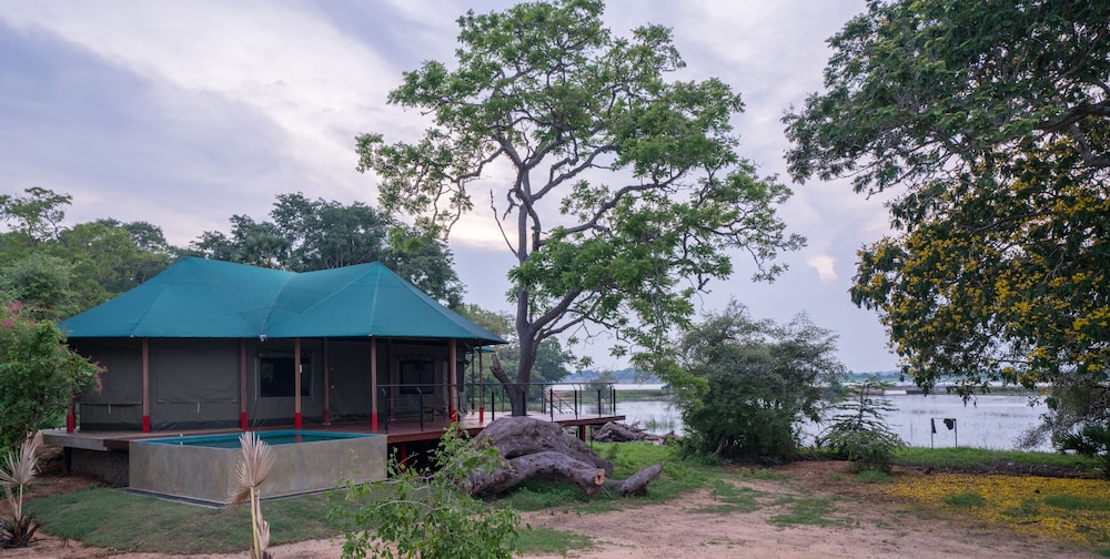 Flameback Eco Lodge in WEERAWILA