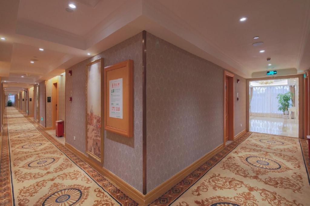 Vienna Hotel (Shenzhen Qinghu Metro Station) 14/54