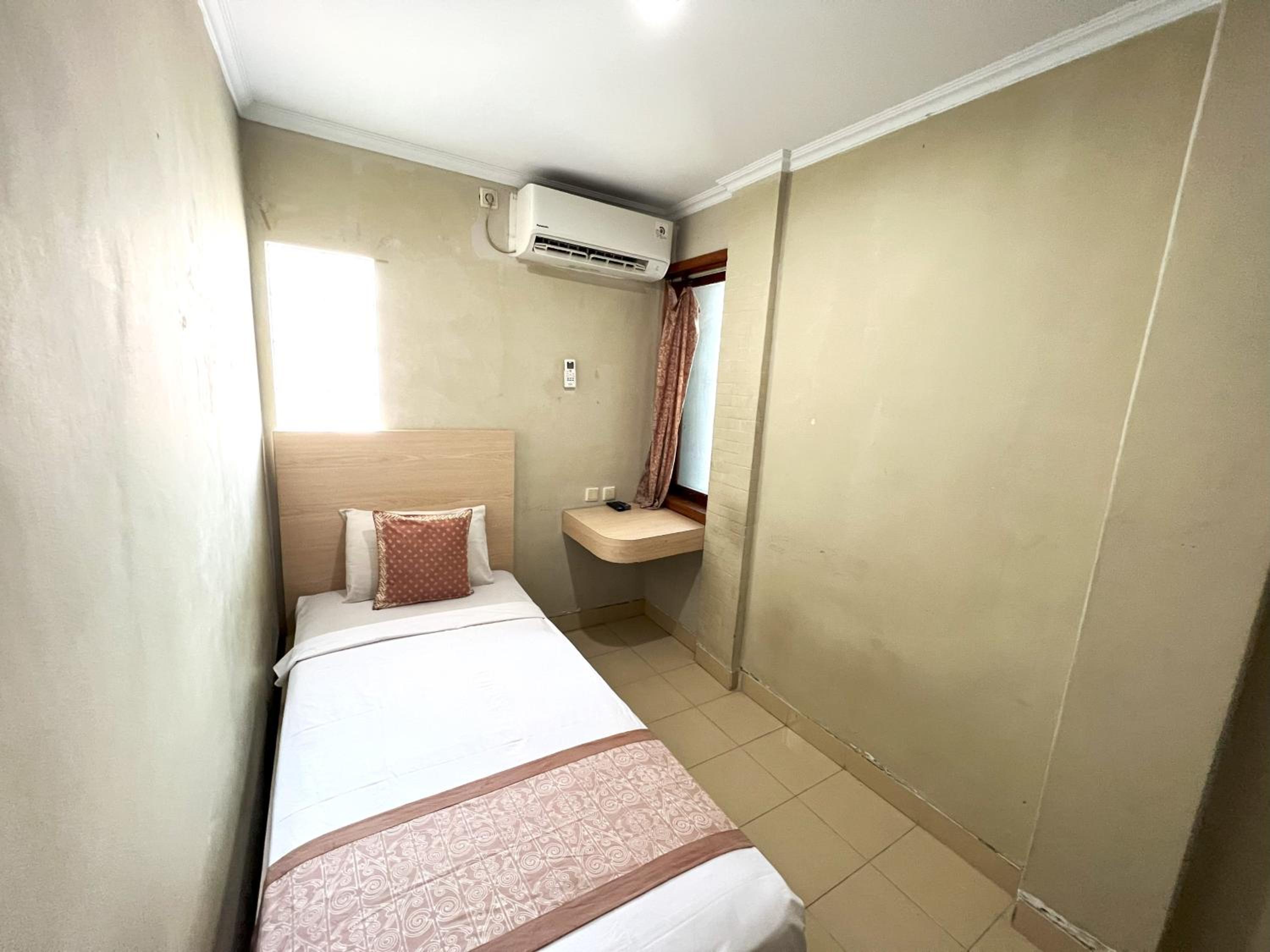 OYO 3819 Hotel Winotosastro 14/33