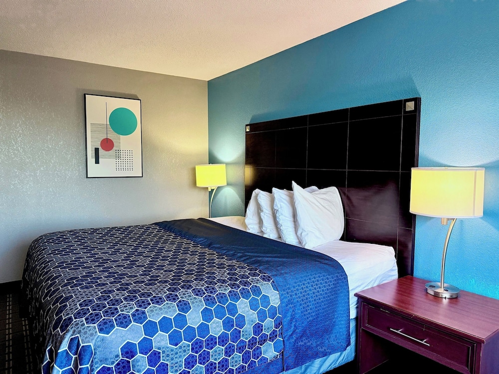 Economy Inn Suites Cedar Rapids 17/50