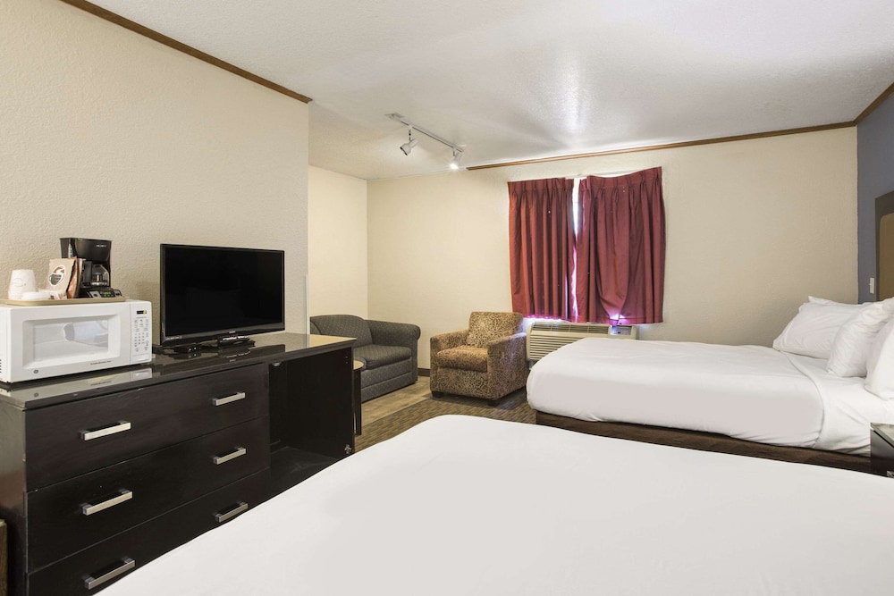 Days Inn by Wyndham Mackinaw City/Bridgeview Area 27/61