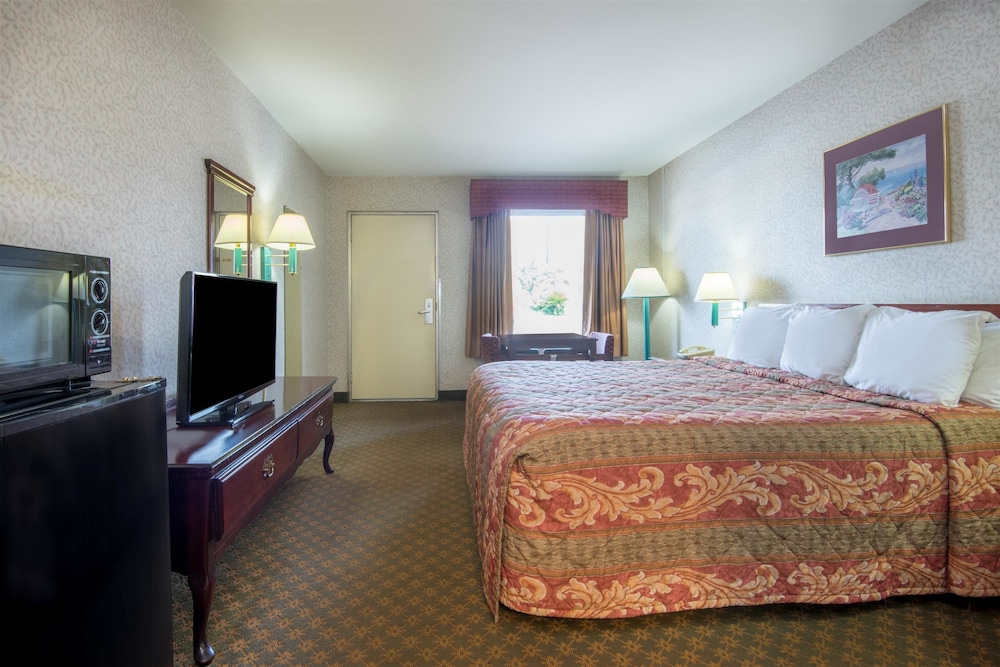 Days Inn by Wyndham Greenville AL 8/33