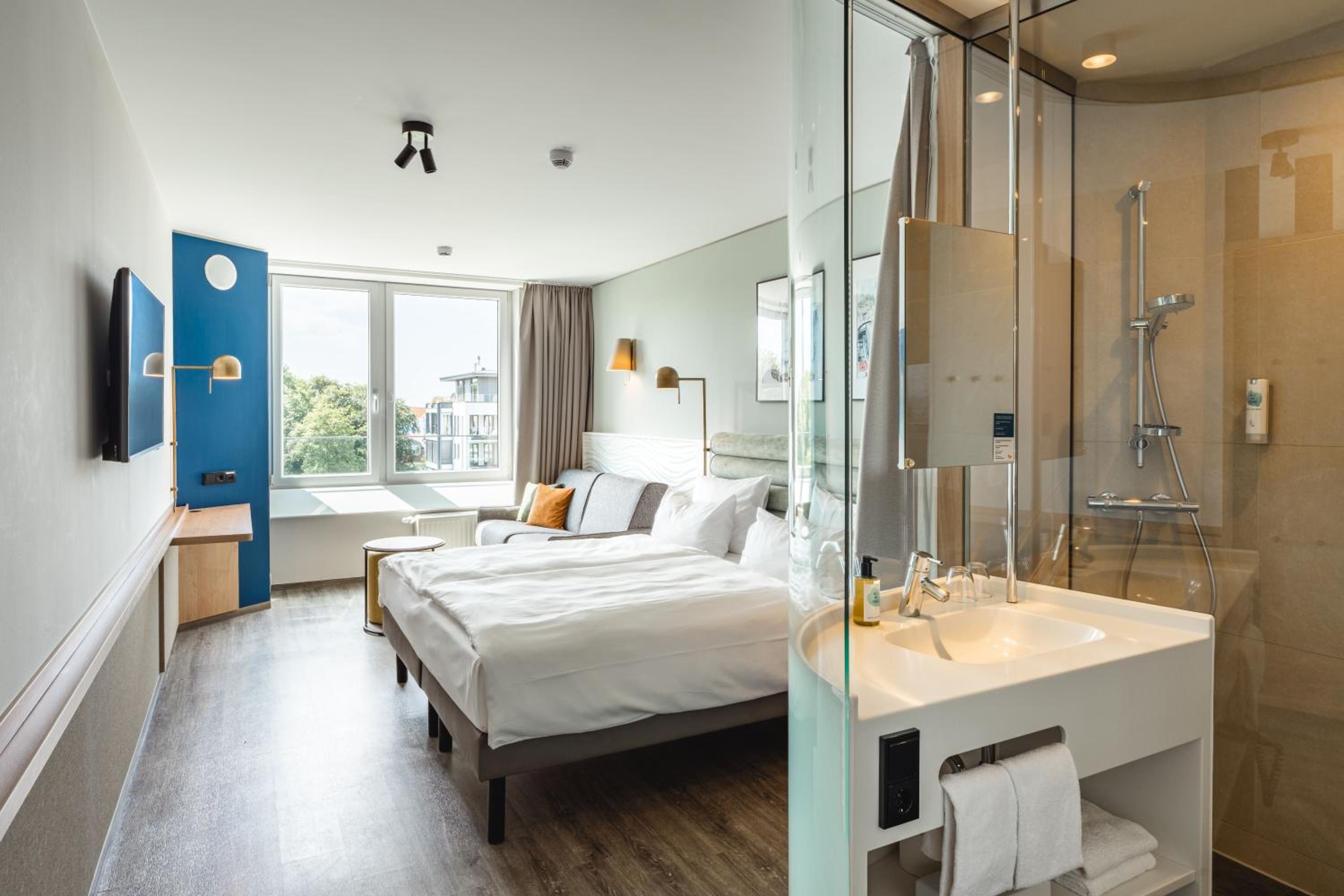 Deluxe, Double Bed, Lateral Side Sea View، a-ja Warnemuende. Das Resort 5/7