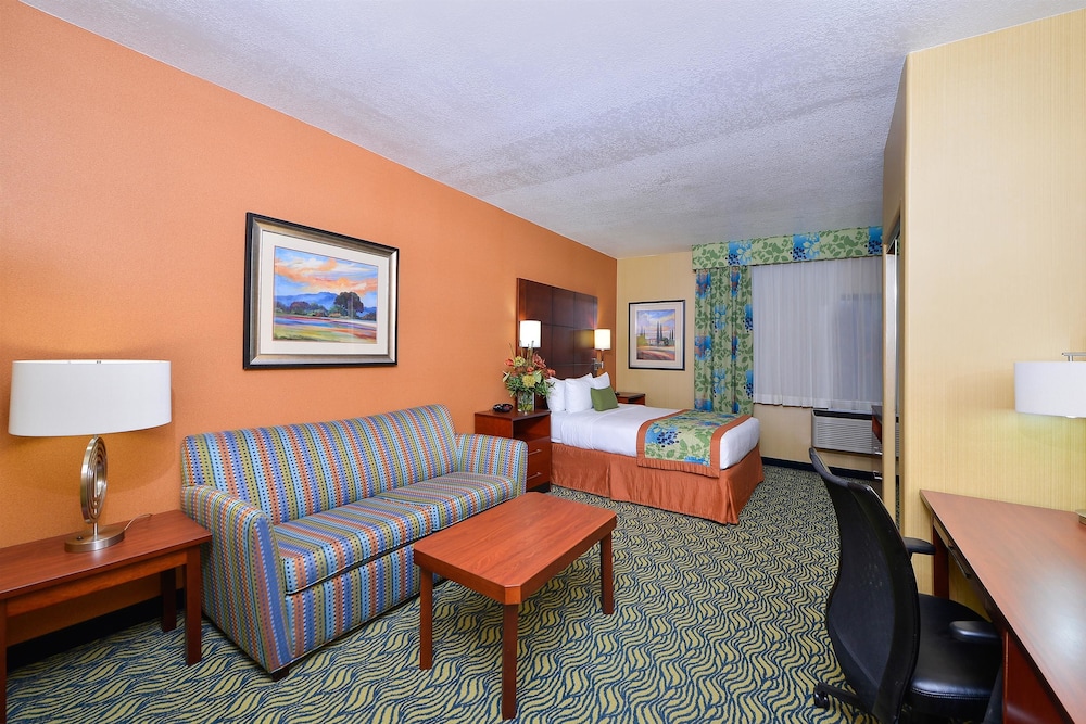 Best Western Plus Fresno Inn 34/50