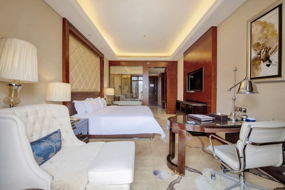 DELUXE, KING BED, LAKE VIEW