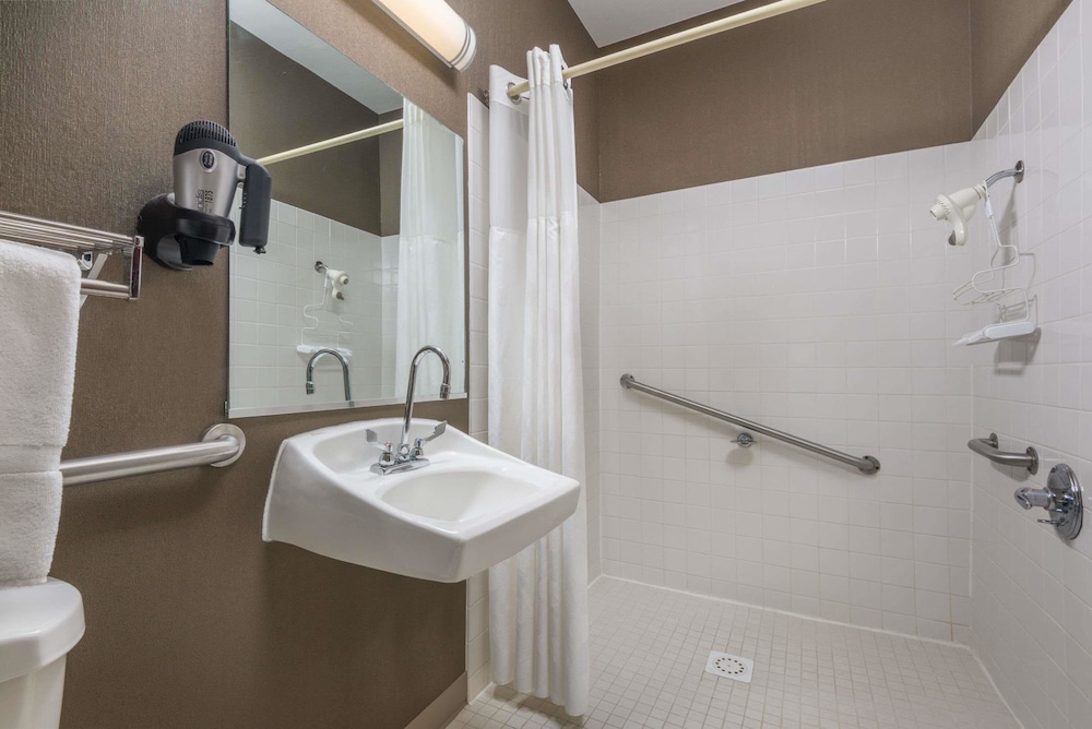 Ramada by Wyndham Catlettsburg/Ashland 17/35
