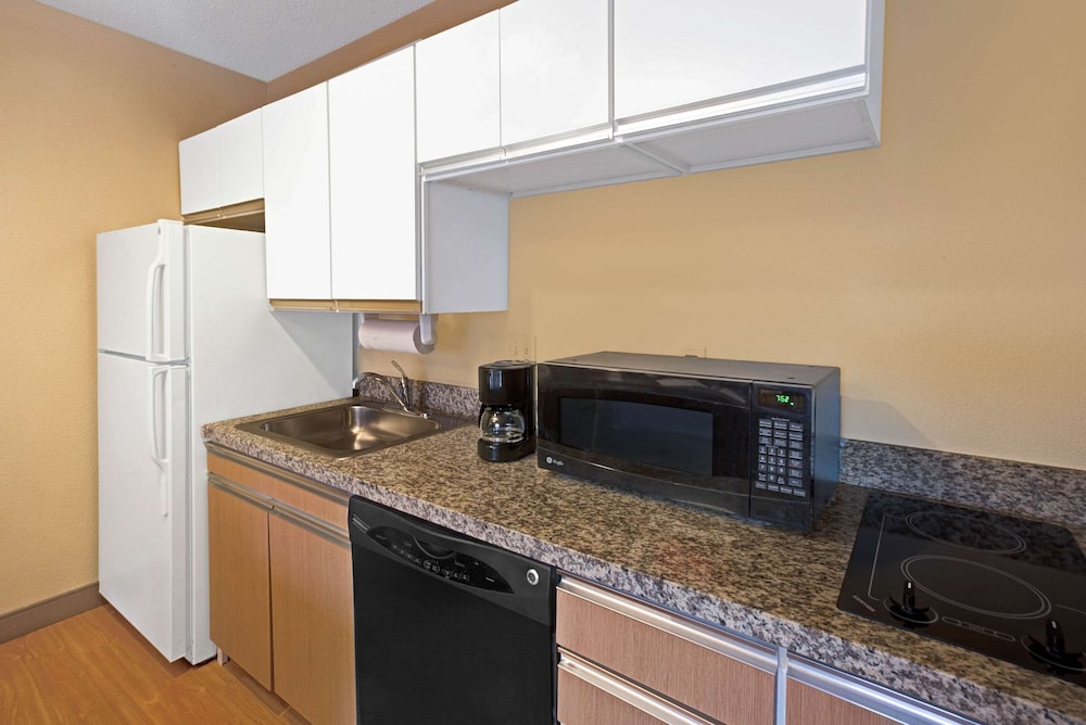 MainStay Suites Omaha Old Mill 13/21