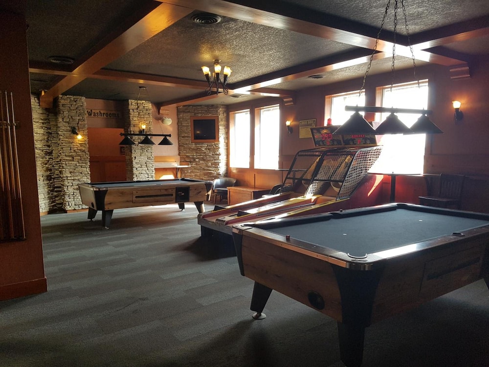 Twin Pine Inn & Suites 13/45