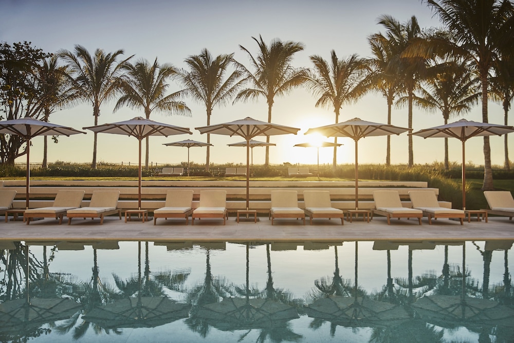Four Seasons Hotel At The Surf Club 4/56