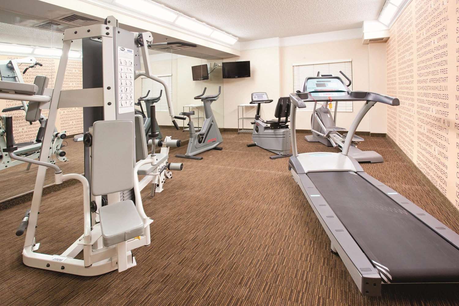 La Quinta Inn & Suites by Wyndham Colorado Springs South AP 16/33