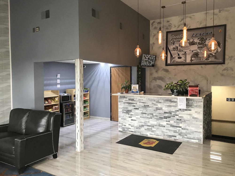 Super 8 by Wyndham Lenexa Overland Park/Mall Area 11/70