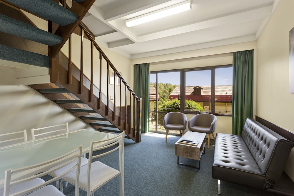 Village Family Motor Inn 33/47