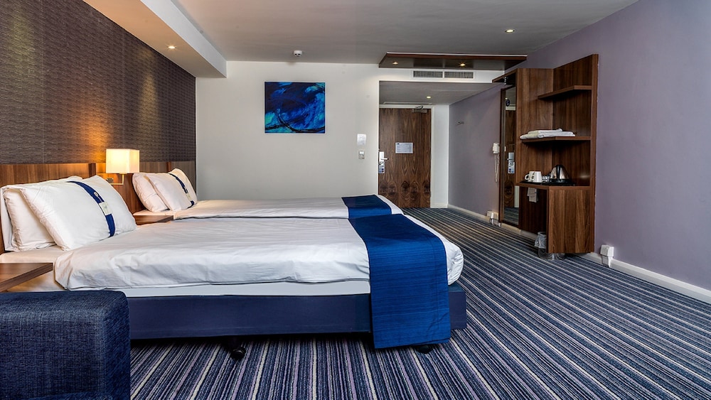 Holiday Inn Express Glenrothes 10/70