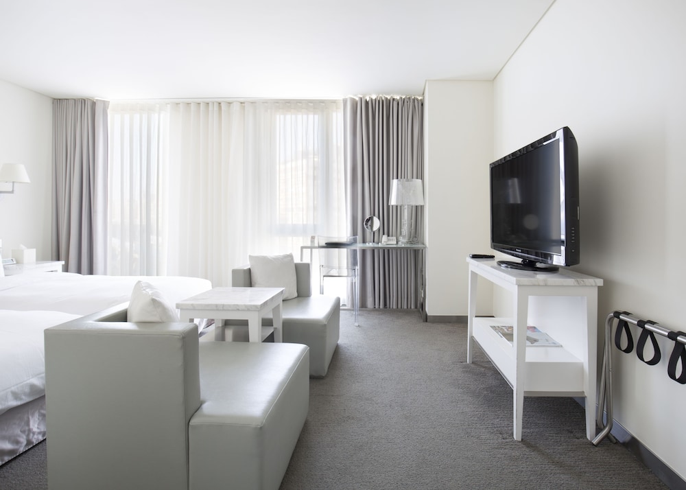 Ambience Hotel 52/58