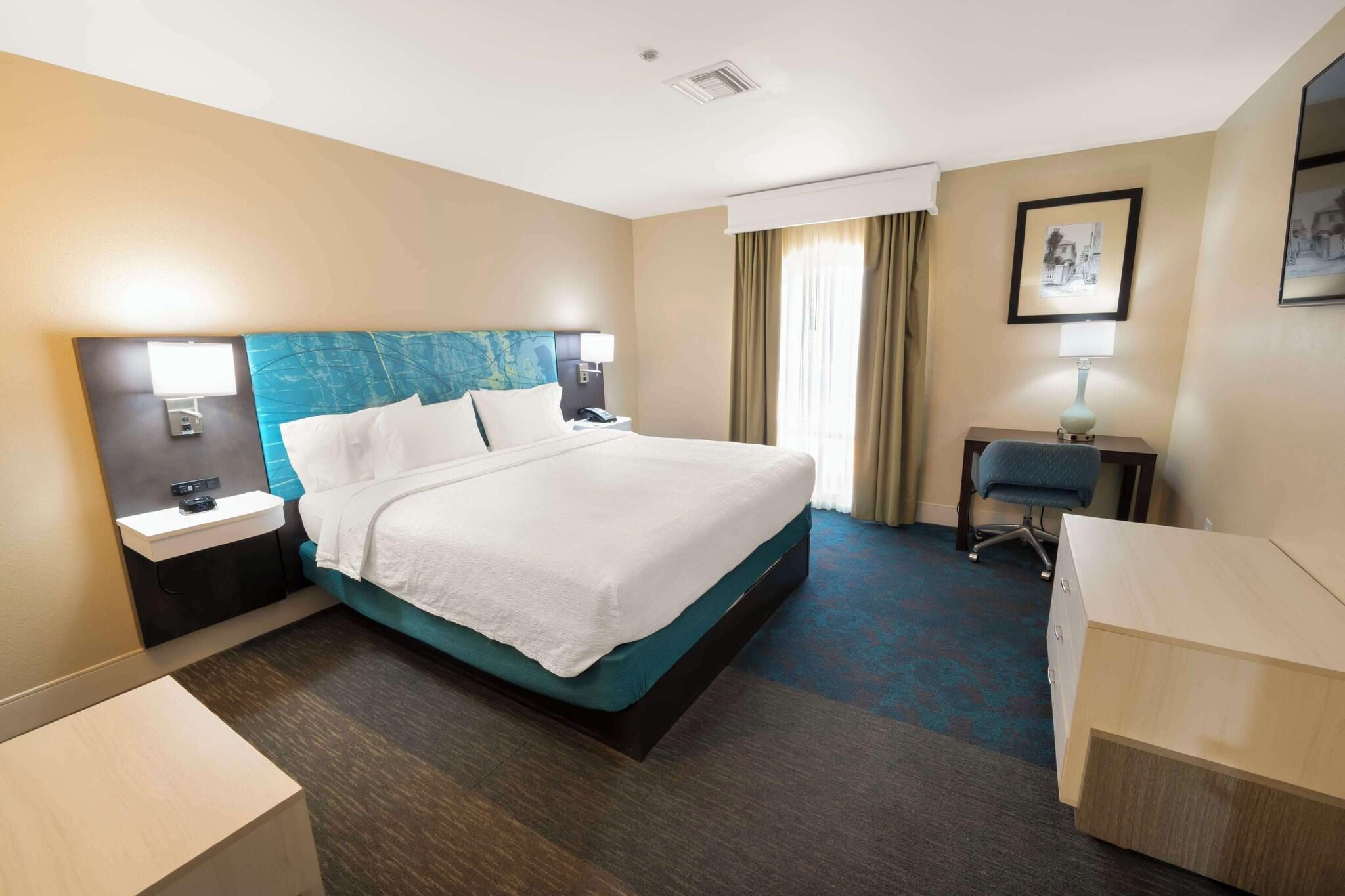 ROOM, KING BED