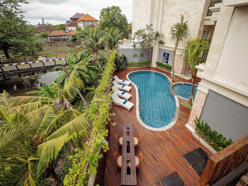 Alron Hotel Kuta Powered by Archipelago 57/67