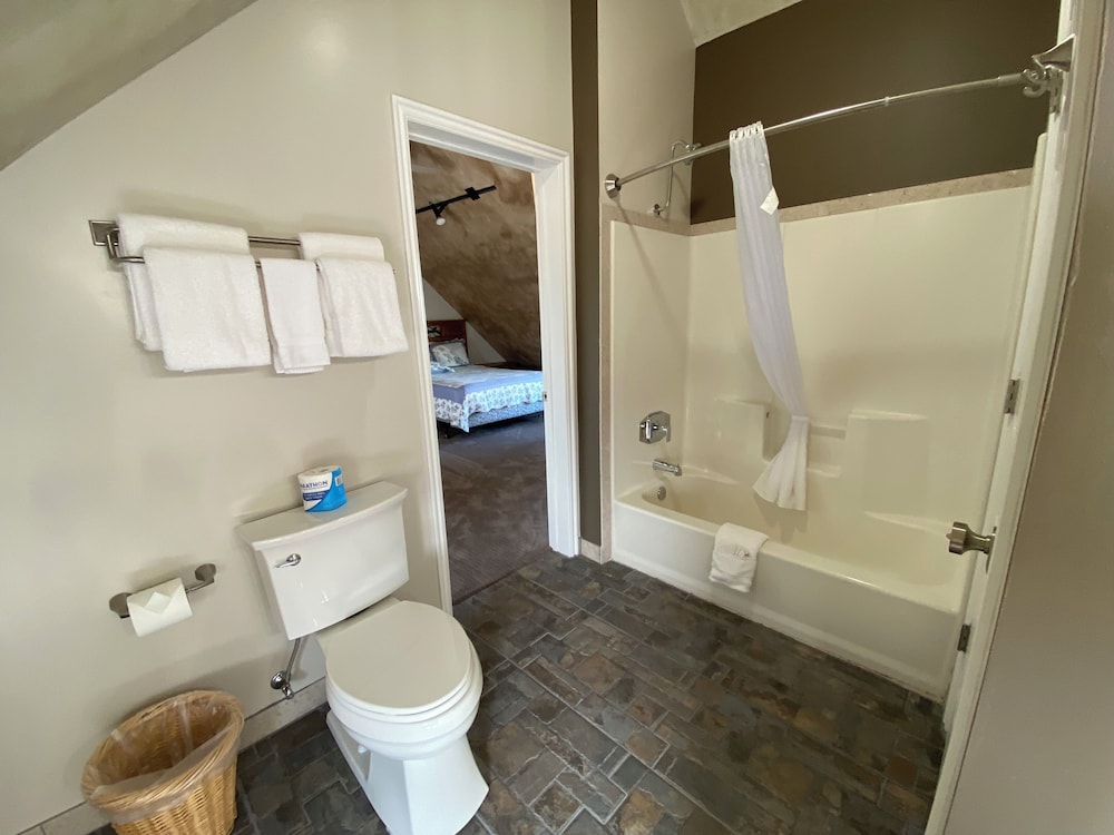 Skyridge Inn Bed & Breakfast 70/73
