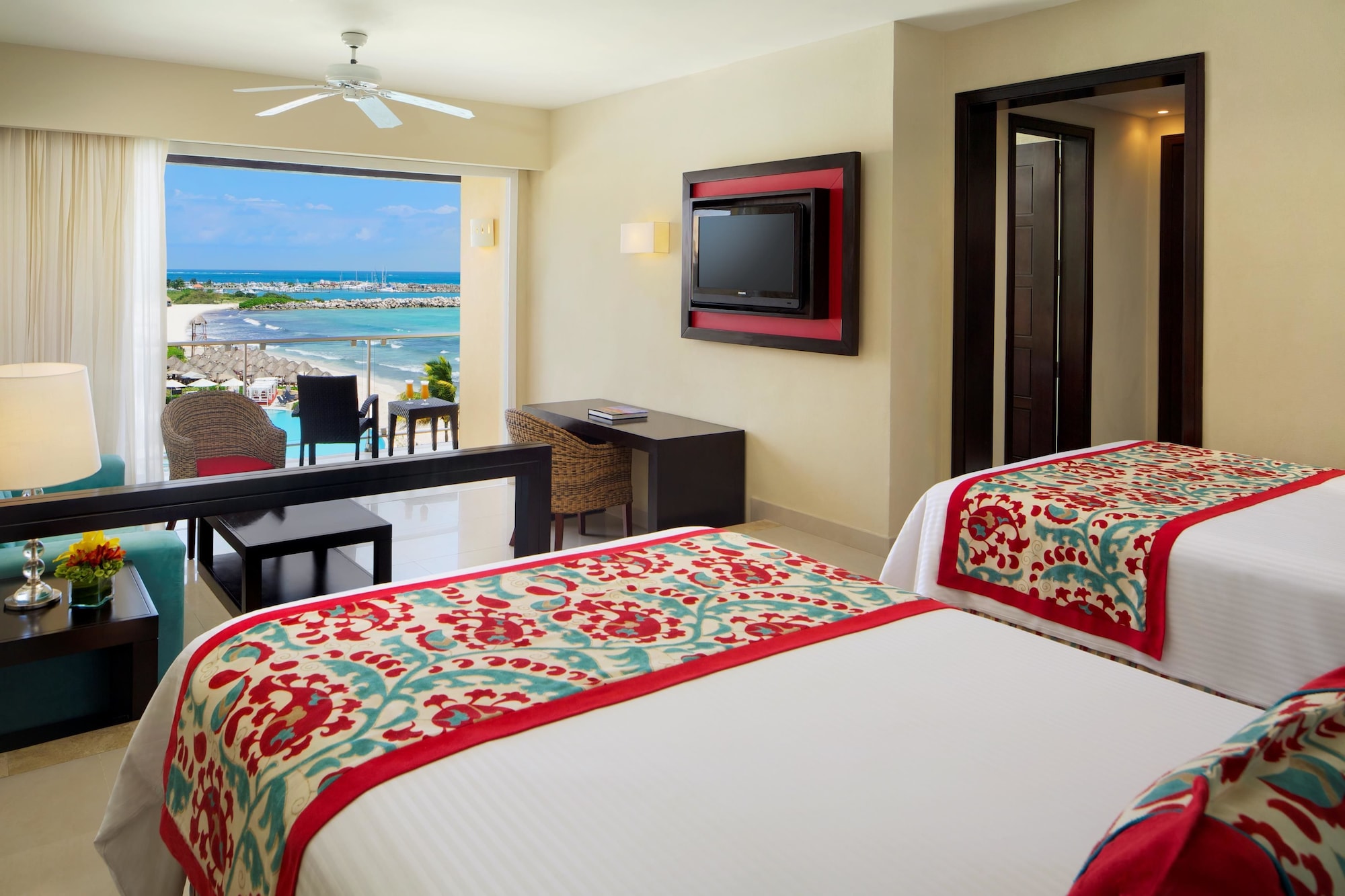 Junior Suite, King Bed, Ocean Front