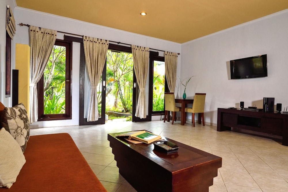 Dolphin Beach Bali 40/63