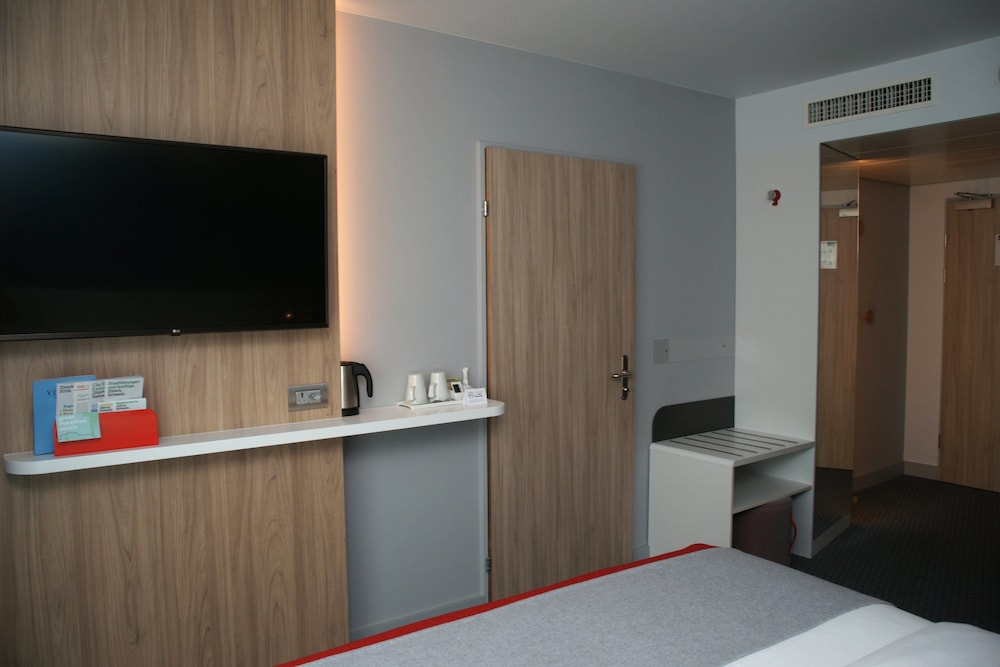 HOLIDAY INN EXPRESS ZURICH AIRPORT 11/80