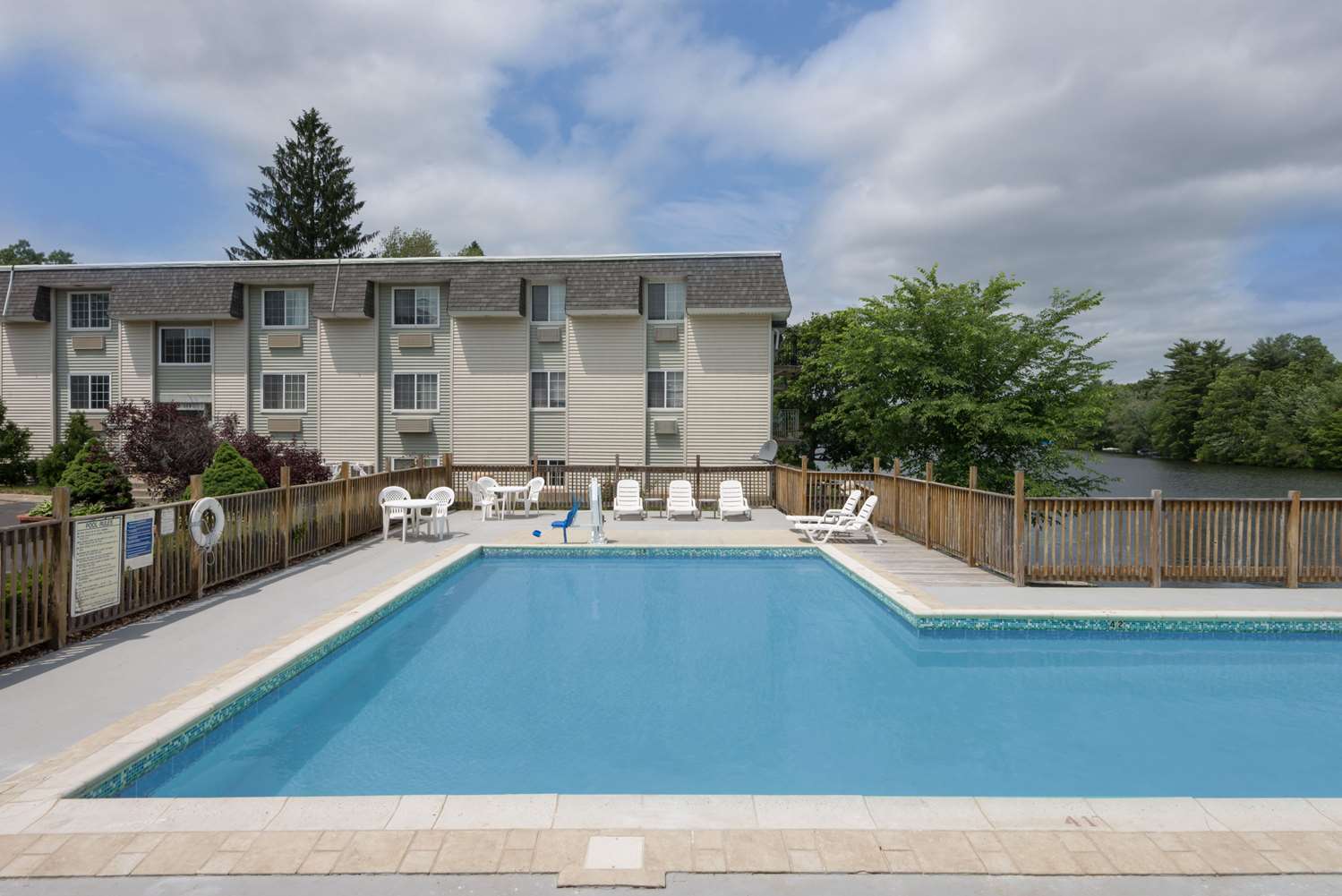 Super 8 By Wyndham Sturbridge 7/10