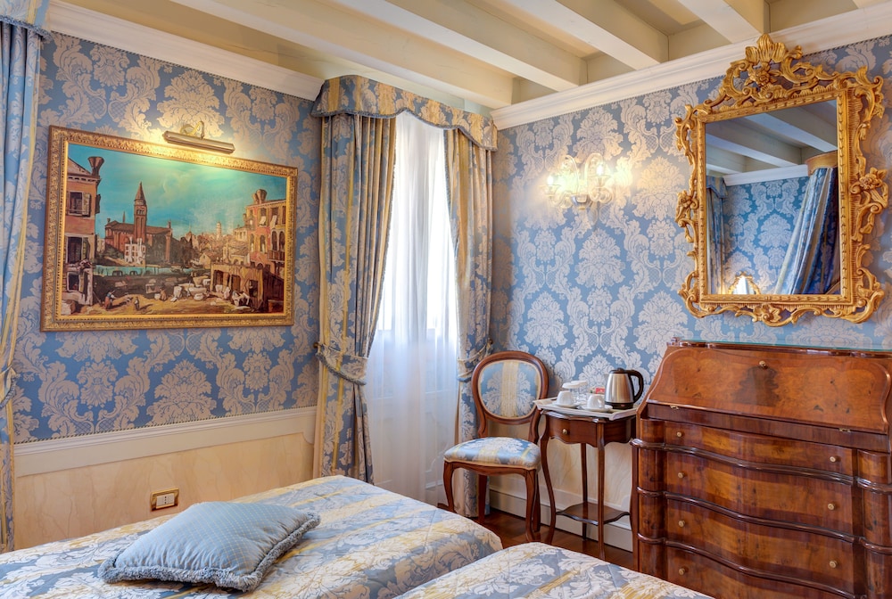 Canal Grande Hotel 24/36