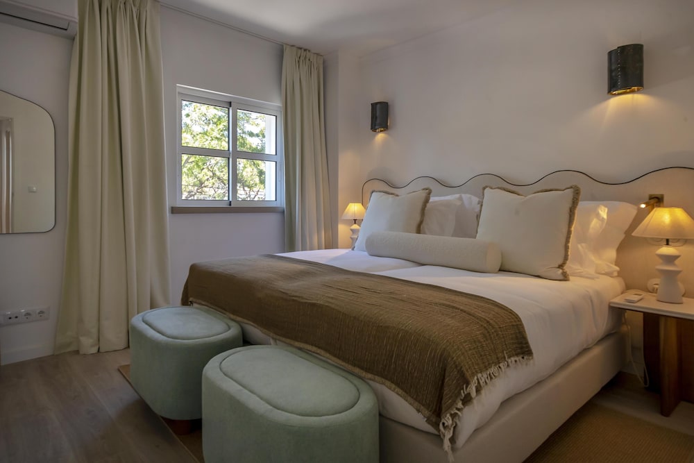 2 Bedrooms, Suite, King and Twin Beds, Pool View, Sofa, Courtyard Area