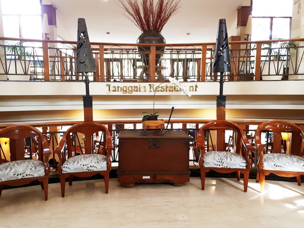 Grand Tropic Suites Hotel Surabaya 8/29
